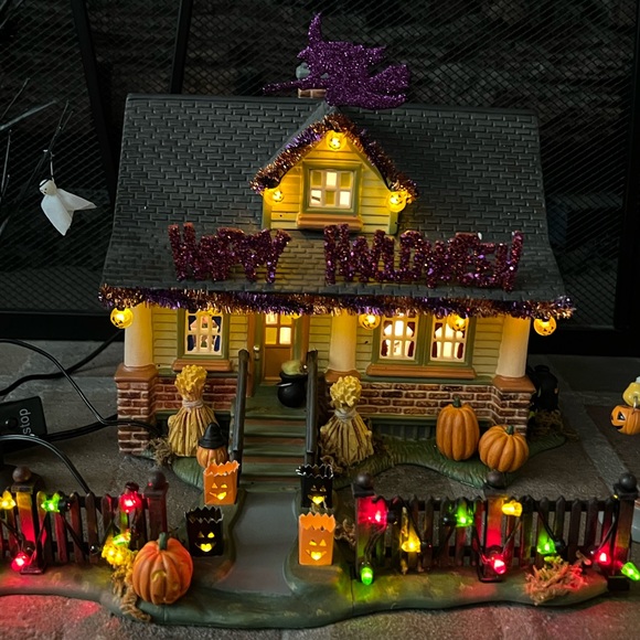 SOLD!!! Dept 56 Halloween "1031 Trick or Treat Drive" Retired - Picture 16 of 17